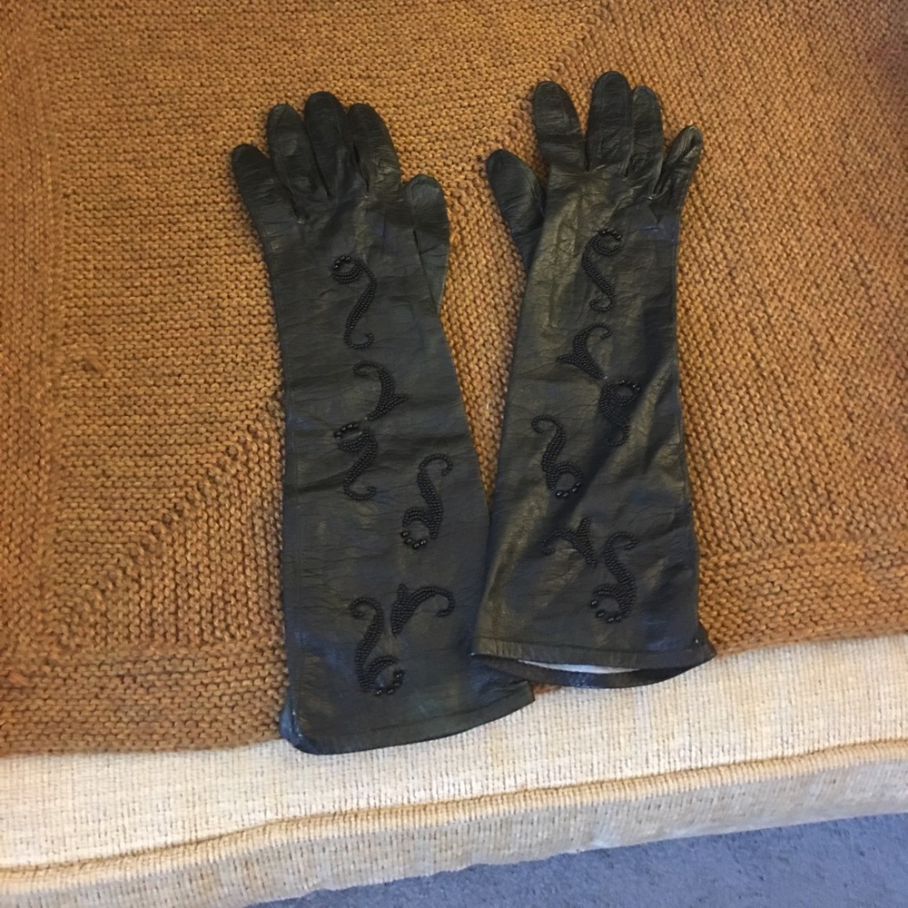 Gloves - Picture 2 of 3